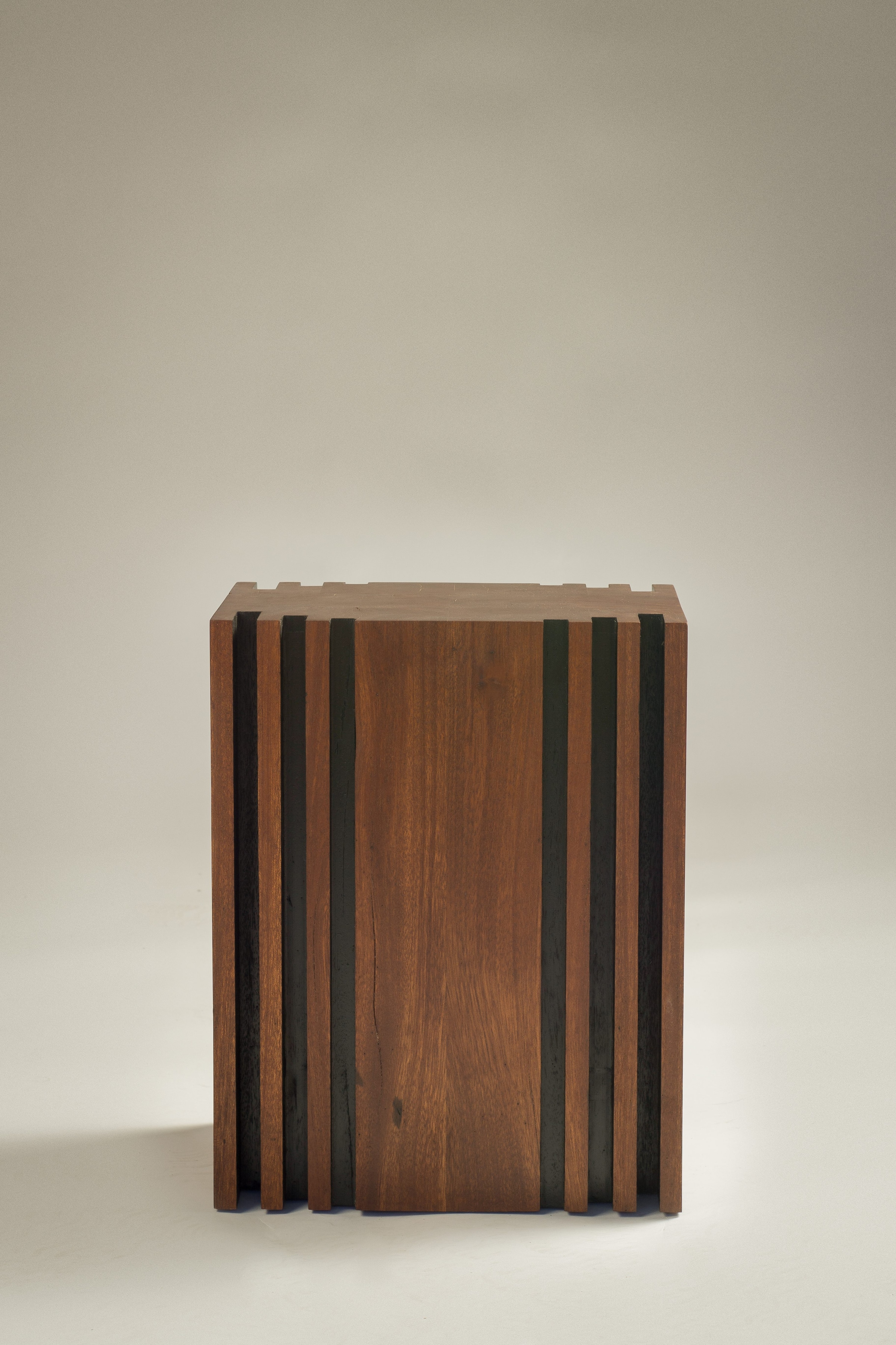 Front view of the Pillar Table
