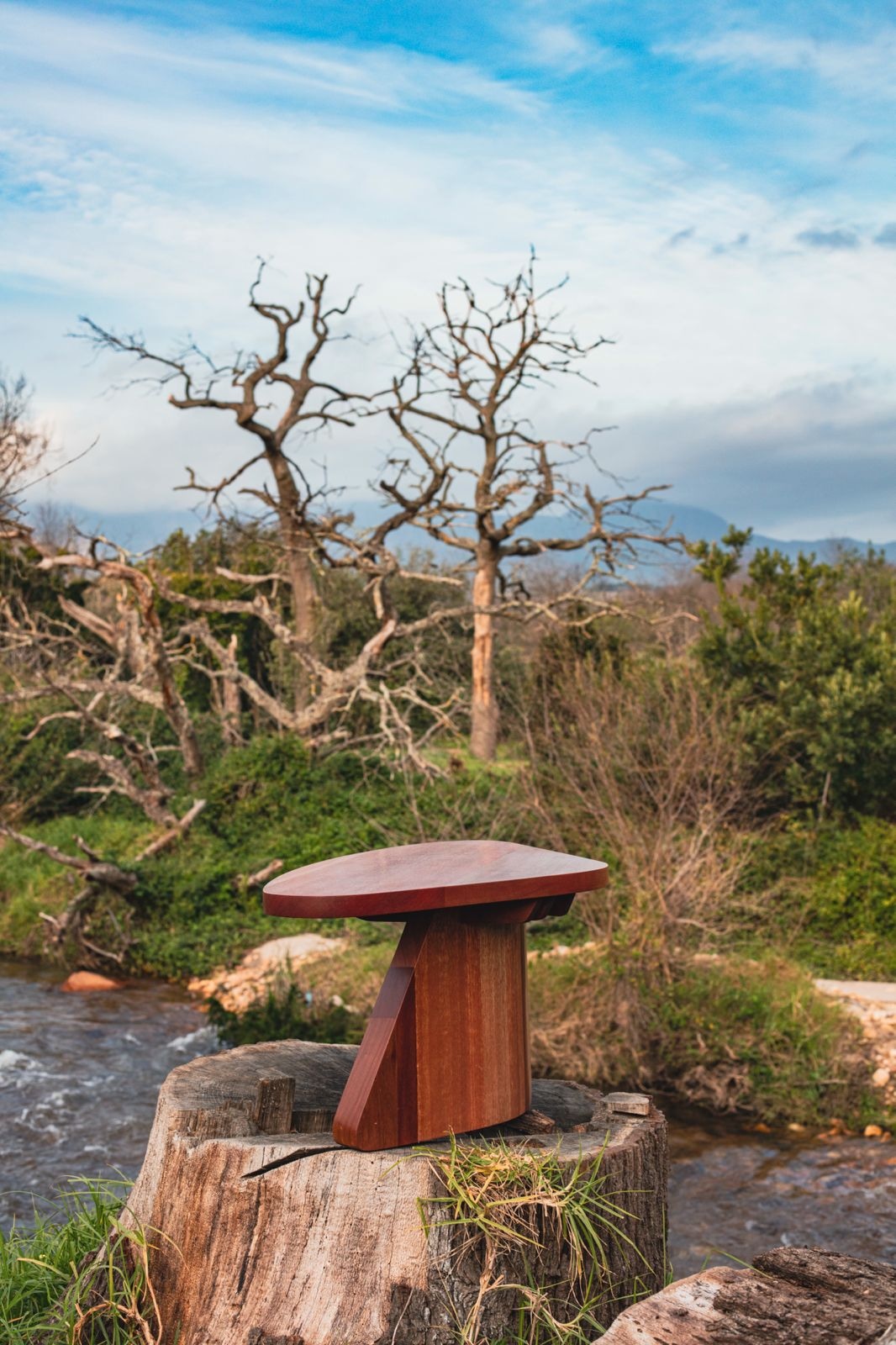 Risibiki Table on a tree stump beside the river